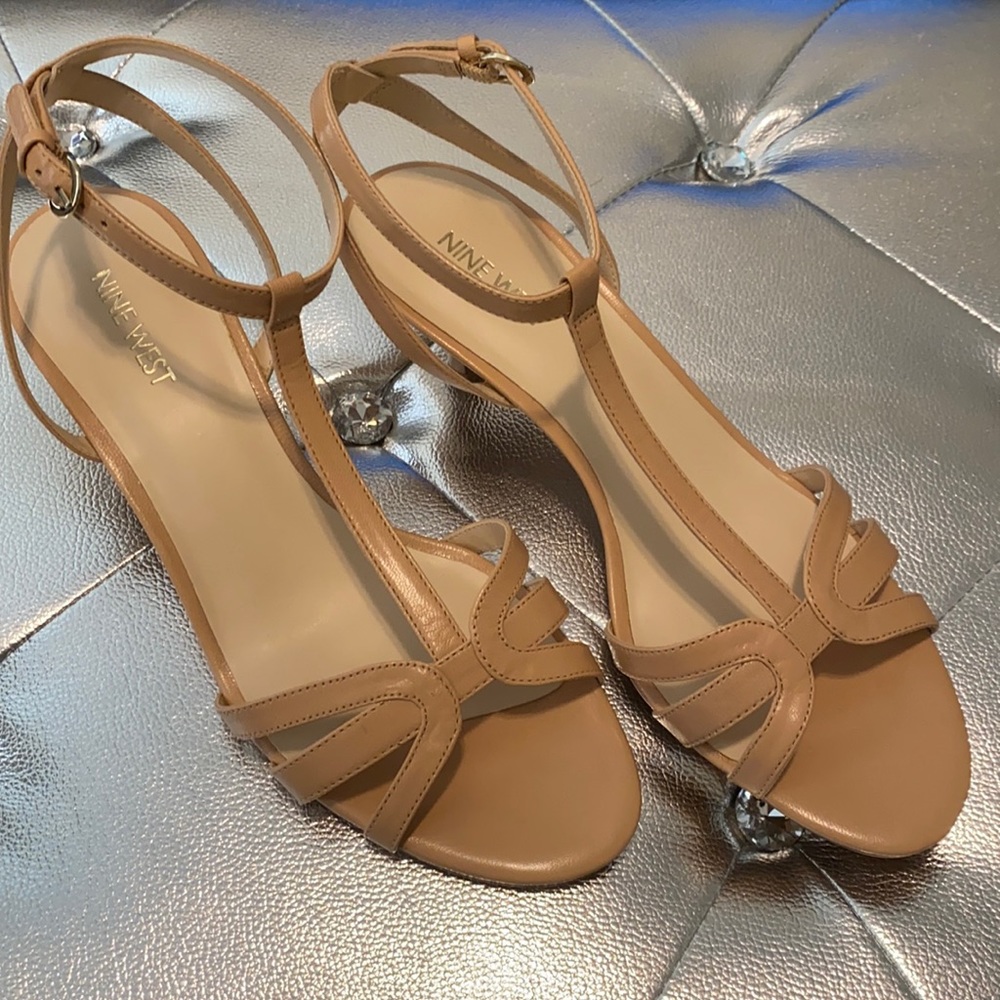 Nine West Size 8 1/2 Tan Sandal